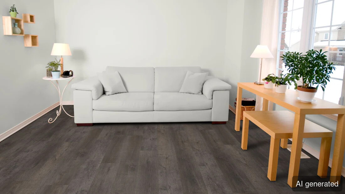 Vinyl-Gaia Bodenbelag in dunkler Holzoptik, schwimmend verlegt im Wohnraum mit Sofa und Tisch