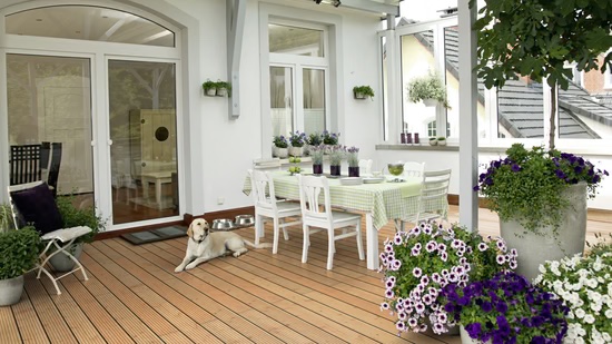 Terrassendiele TD-KD-AB-kD-27-143-, 27 mm dick, hellbraun, für Außenbereich geeignet, verlegt auf Terrasse mit Gartenmöbeln u