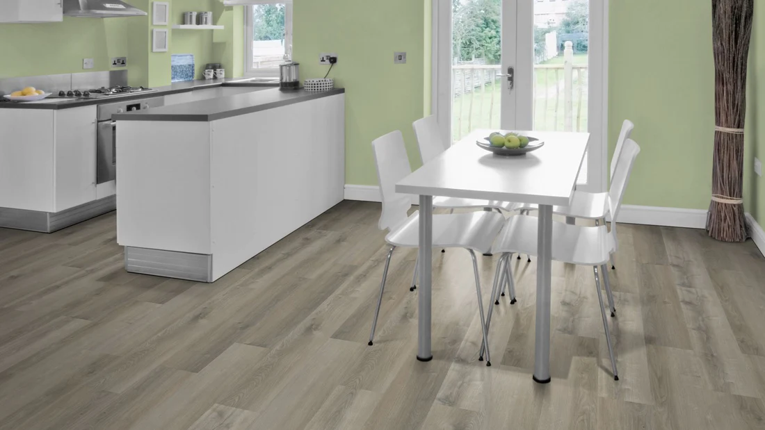 Vinyl-Odin, Fußbodenbelag in Holzoptik, hellgrau, schwimmend verlegt im Wohnraum