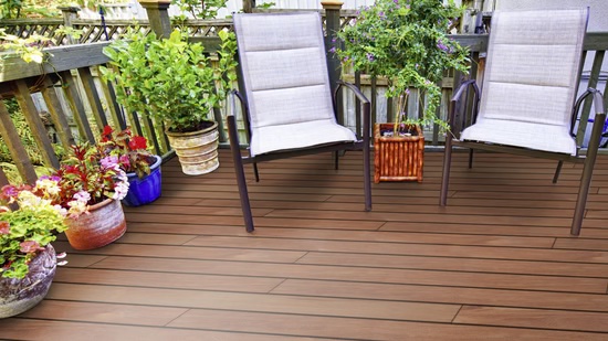 Terrassendiele TD-Prime-Cumaru 21x90 mm, braune Holzoptik, für Terrasse oder Balkon geeignet, verlegt mit zwei Stühlen und Pf