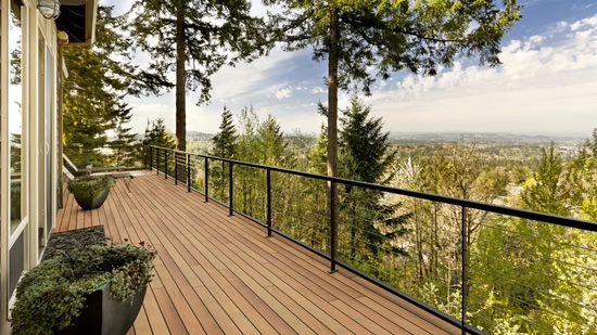 Terrassendiele Garapa KD 25x145 mm, naturbelassen, für Außenbereiche geeignet, Blick auf Landschaft