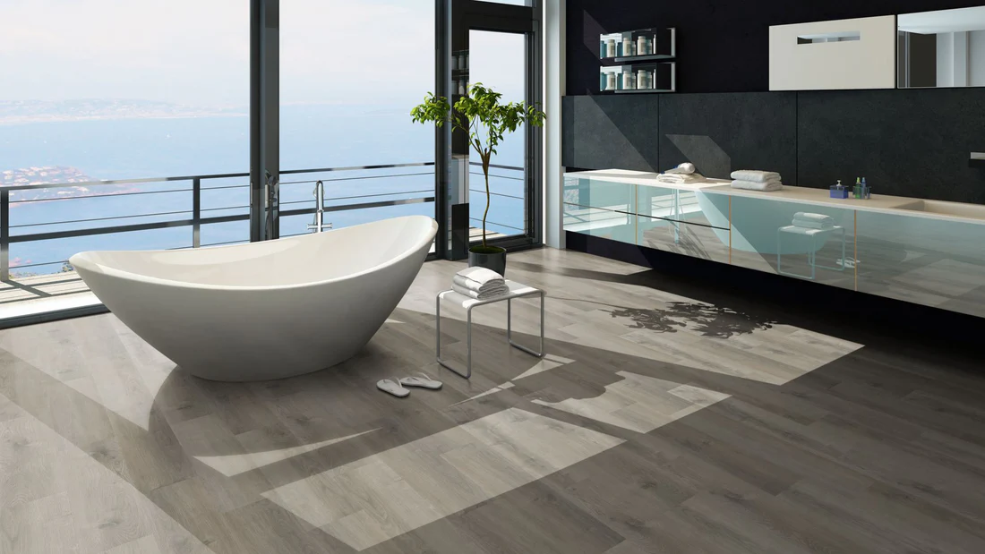 Vinyl-Odin, grau-braune Holzoptik, schwimmend verlegt, geeignet für Badezimmer