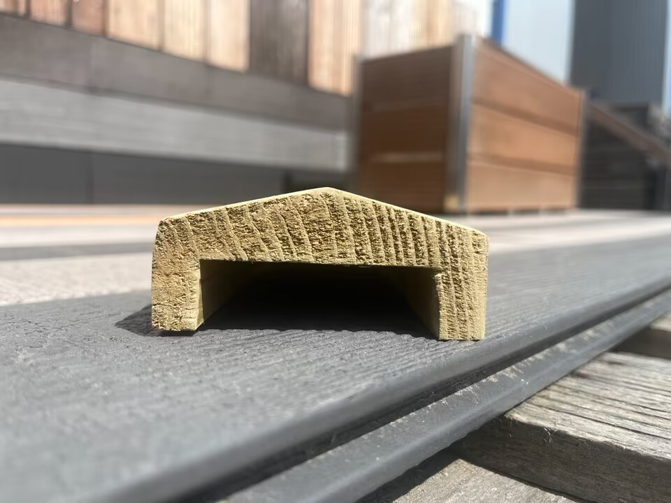 Abdeckleiste aus Holz, 40 mm breit, mit geriffelter Oberfläche, zur Abdeckung von Zaun- und Terrassenelementen