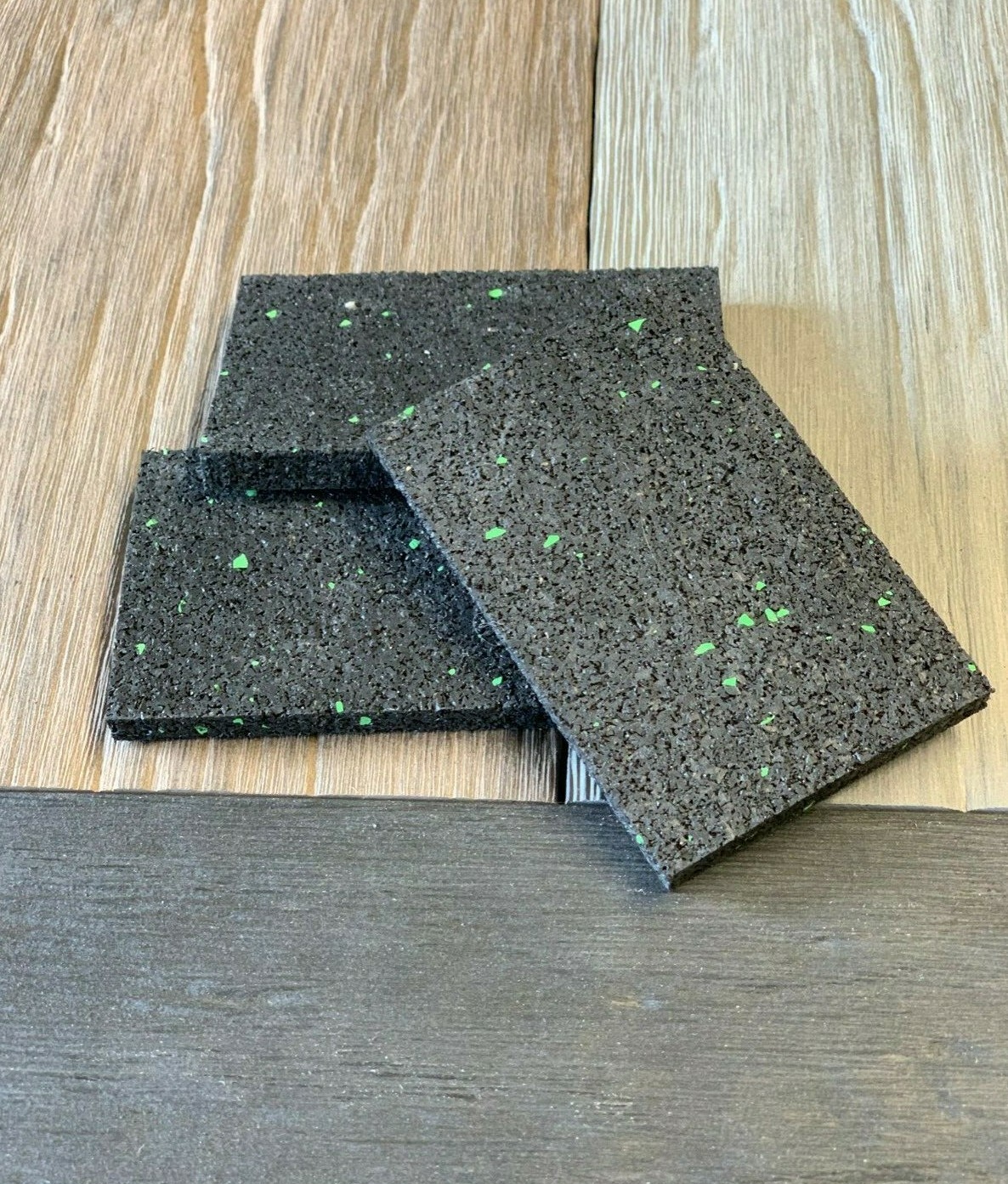 Gummi-Pad schwarz mit grünen Granulatstücken, 30x30 cm, rutschfest, vielseitig einsetzbar