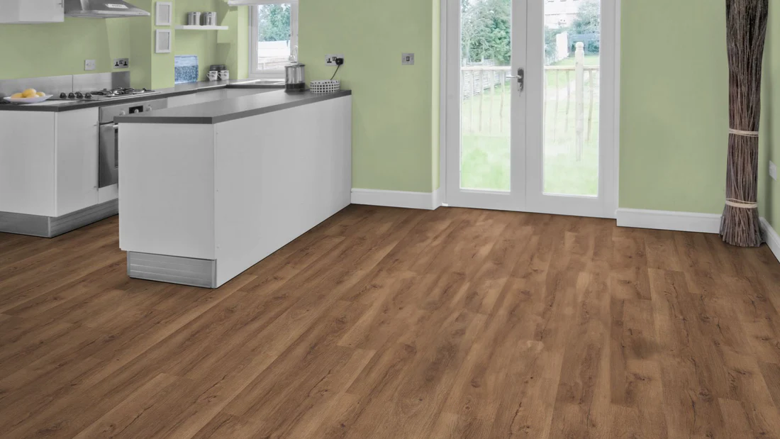 Vinyl-Theseus in Eichenoptik, schwimmend verlegt, braune Holzstruktur, geeignet für Wohnräume