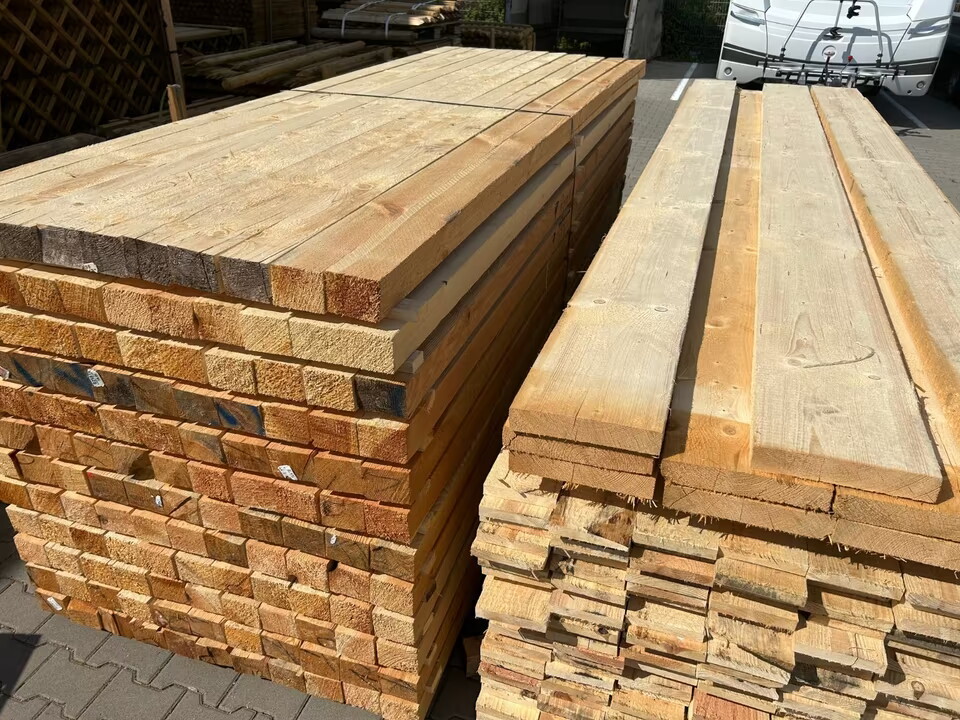 Kantholz-FT-80-100, 80x100 mm, Kiefernholz, auf Palette gestapelt