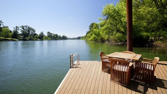 Terrassendiele TD-KD-AB-kL-27-143-, 27 mm stark, für Außenbereich geeignet, hellbraun, auf Holzdeck am Wasser