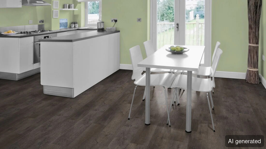 Vinyl-Gaia Bodenbelag in dunkler Holzoptik, schwimmend verlegt im Wohnraum mit heller Küche und Essbereich
