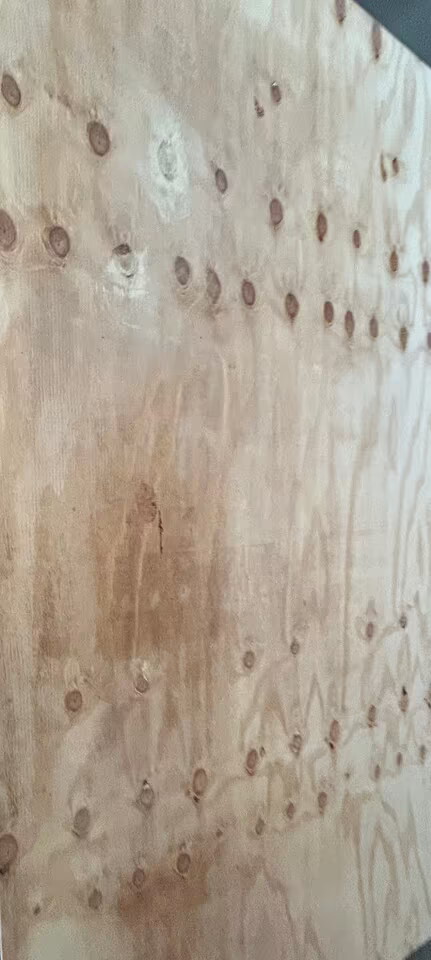 Sperrholzplatte 18 mm, helle Holzfarbe, sichtbare Holzstruktur und Knoten