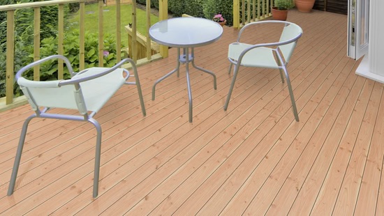 Terrassendiele TD-KD-D-N-40-145 mm, hellbraun, für Außenbereich geeignet, verlegt auf Terrasse mit Möbeln