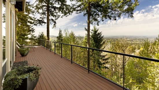 Terrassendiele TD-PrimeKD-Ipe 21x145 mm, braun, für Außenbereiche geeignet, verlegt auf Terrasse mit Aussicht