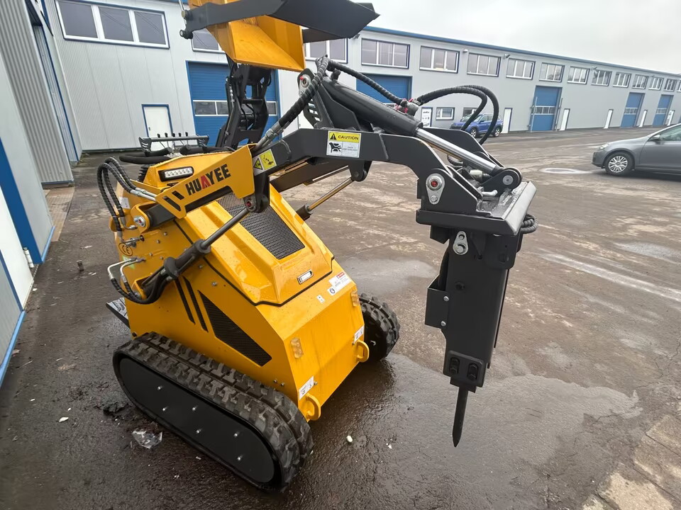 Mini-Bagger mit Raupenantrieb, gelb, ausgestattet mit einer hydraulischen Schaufel, kompakte Bauweise für enge Räume