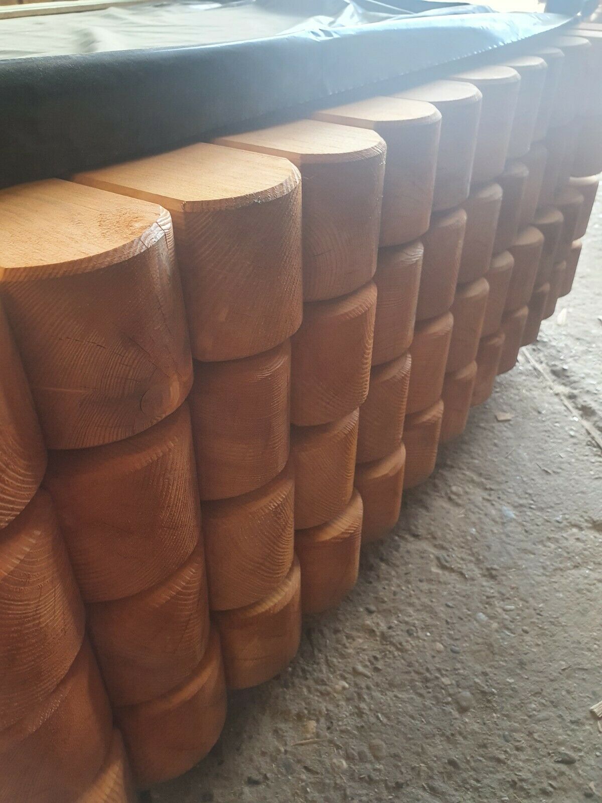 Pfosten 9x9 cm Kiefernholz, honigfarbig, gestapelt in Reihe