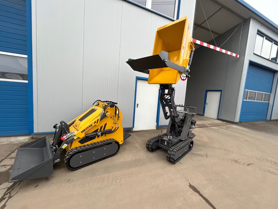 Bagger mit Kettenantrieb, gelb und schwarz, neben einem Kipper mit hydraulischer Ladefläche, beide auf festem Untergrund