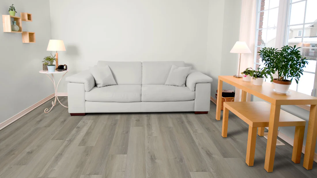 Vinyl-Odin, Klickboden in Holzoptik, grau, schwimmend verlegt im Wohnraum