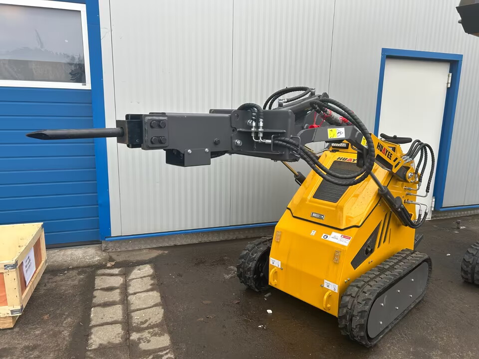 Bagger mit hydraulischem Anbaugerät, gelb, kompakte Bauweise, geeignet für Erdarbeiten und Grabungen