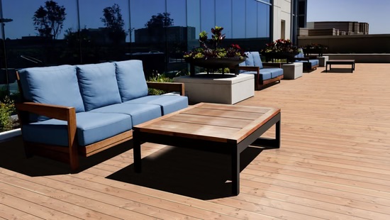 Terrassenmöbelset TD-KD-D-gg-40-145, bestehend aus Sofa mit blauen Kissen und Tisch mit Holzplatte, auf Holzterrasse