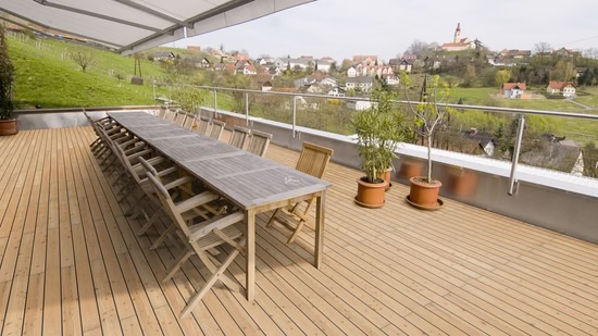 Terrassendiele TD-KD-AB-kL-27-143-, 27 mm dick, 143 mm breit, für Außenbereich geeignet, hellbraun, verlegt auf Terrasse