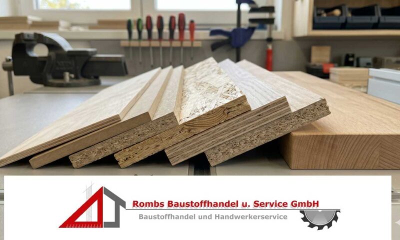 Verschiedene Holzplatten auf einem ordentlichen Werkbanktisch